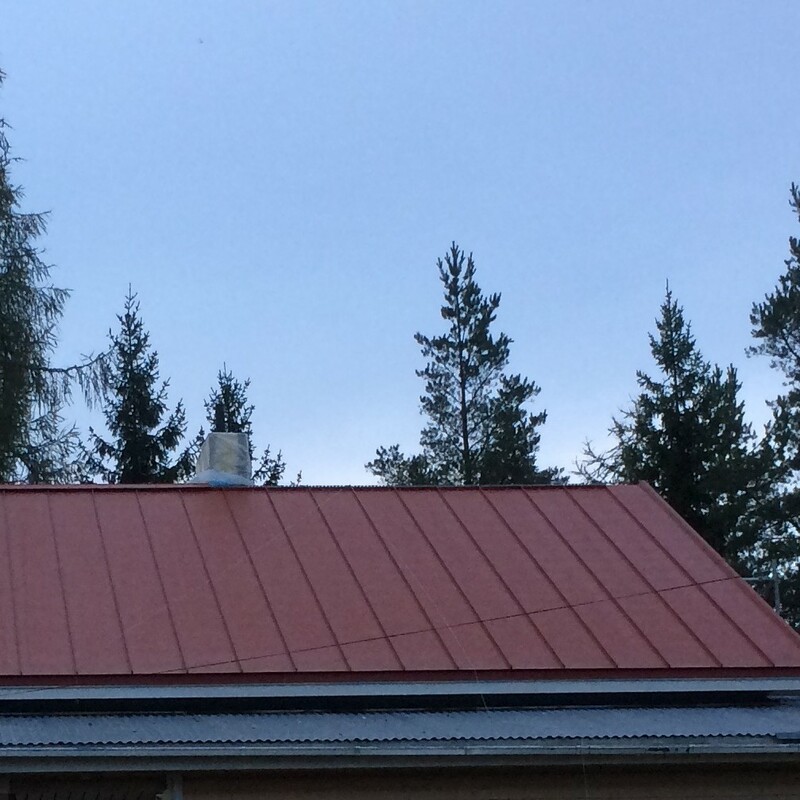 Rintamamiestalon tiilikaton uusinta pellillä.